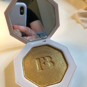 FENTY BEAUTY TROPHY WIFE HIGHLIGHT